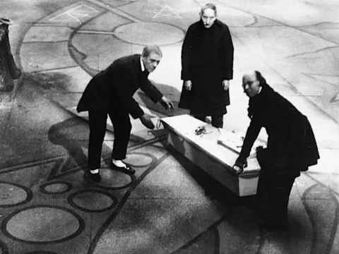 THE FALL OF THE HOUSE OF USHER (1928) watch THE FALL OF THE HOUSE OF USHER (1928)
