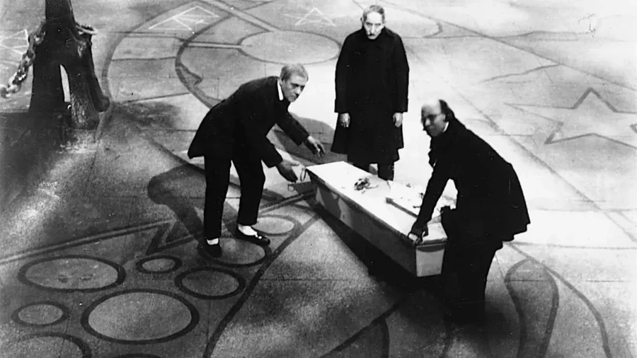 watch THE FALL OF THE HOUSE OF USHER (1928)